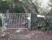 Spielplatz hinter dem Eisengitter