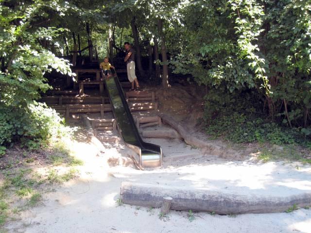 Foto /pics/14794-grosse_metallrutsche_naturfreundehaus_spuk_im_wald_009.jpg