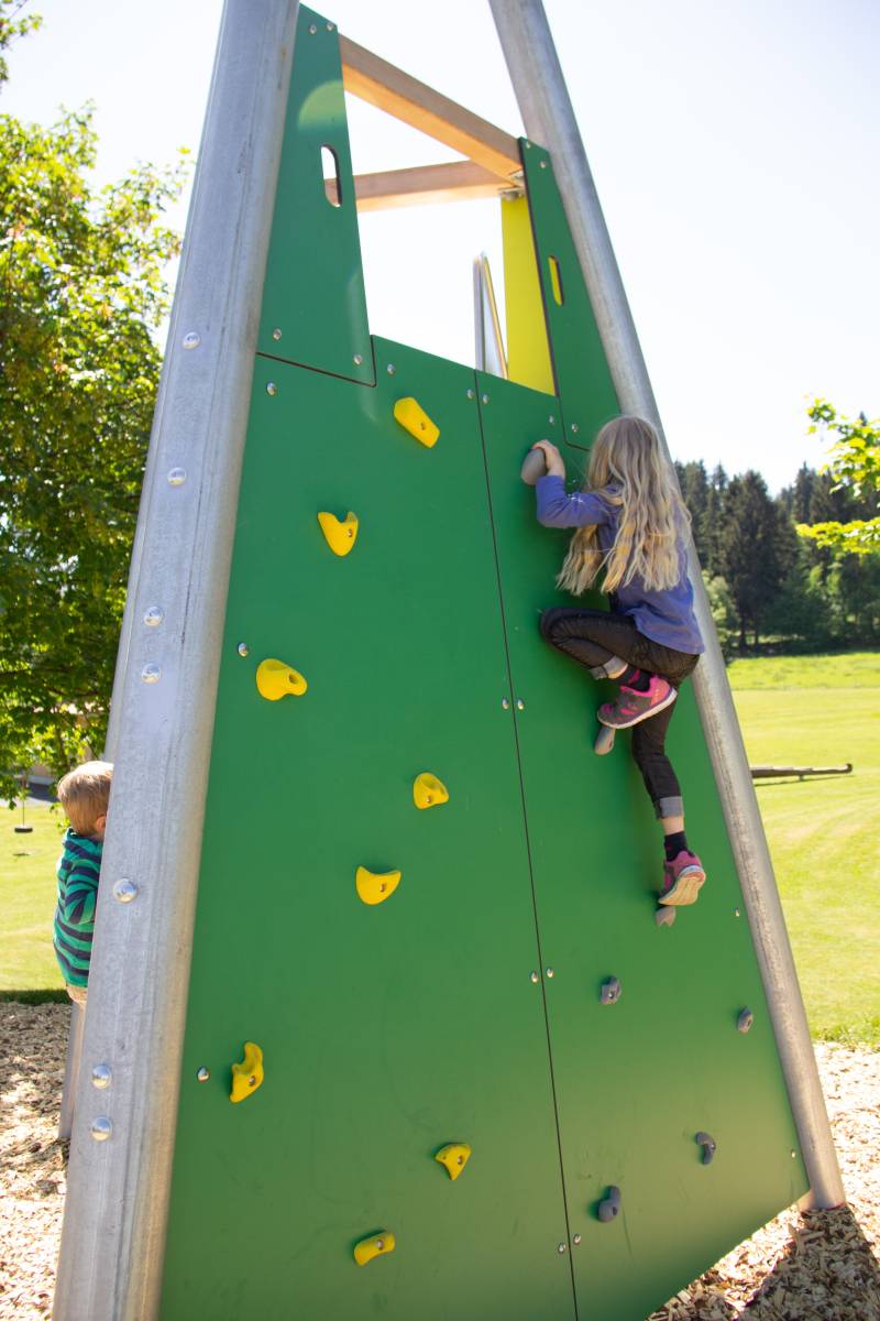 Foto /pics/17821-spielplatz_kurpark_kletterwand_-_amanda_linder__3_.jpg