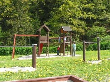 Foto /pics/1837-spielplatz_schleusingerneundorf.jpg