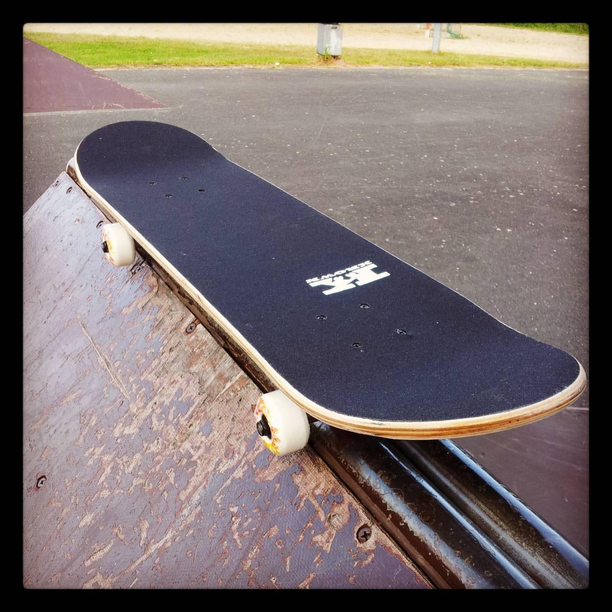 Foto /pics/23541-rookie_red_white_flame_05__instagram_.jpg