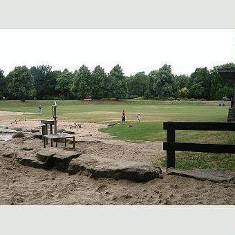 Foto /pics/2506-12spielwiese_hinter_der_matschanlage.jpg