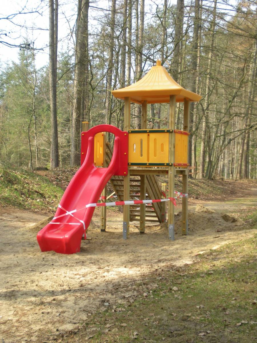 Foto /pics/28242-rutsche_ab_3_wingst_waldspielplatz.jpg