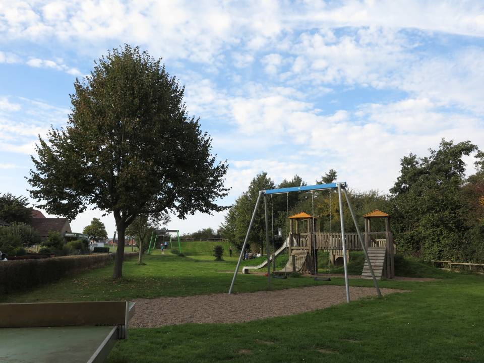 Foto /pics/28823-2015-10-03_panorama_spielplatz_pw_moellbergen.jpg