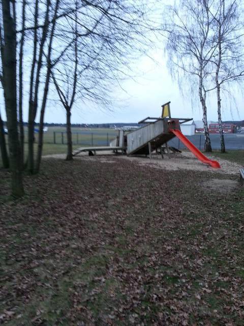 Foto /pics/3613-spielplatz_flugplatz_hangelar.jpg