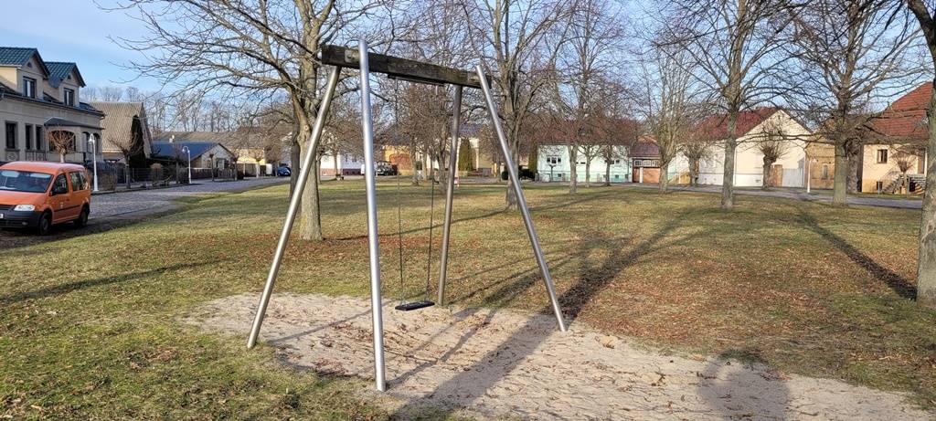 Foto /pics/64546-240129_schaukel_aus_edelstahl.jpg