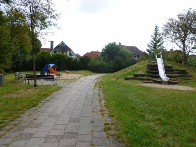 Foto /pics/6683-spielplatz_75_ann-v.-droste-huelshoff-strasse_wilhelm-busch-strasse_3.jpg