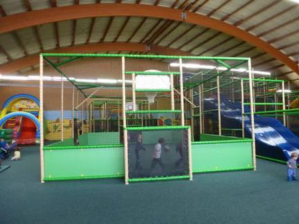 Foto /pics/6979-fussballfeld_und_kleine_huepfburg.jpg