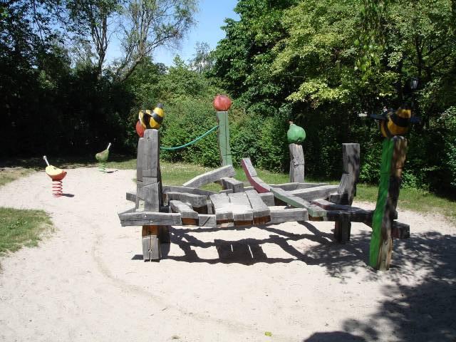 Foto /pics/7918-spielplatz_schloss_pfedelbach__1_.jpg
