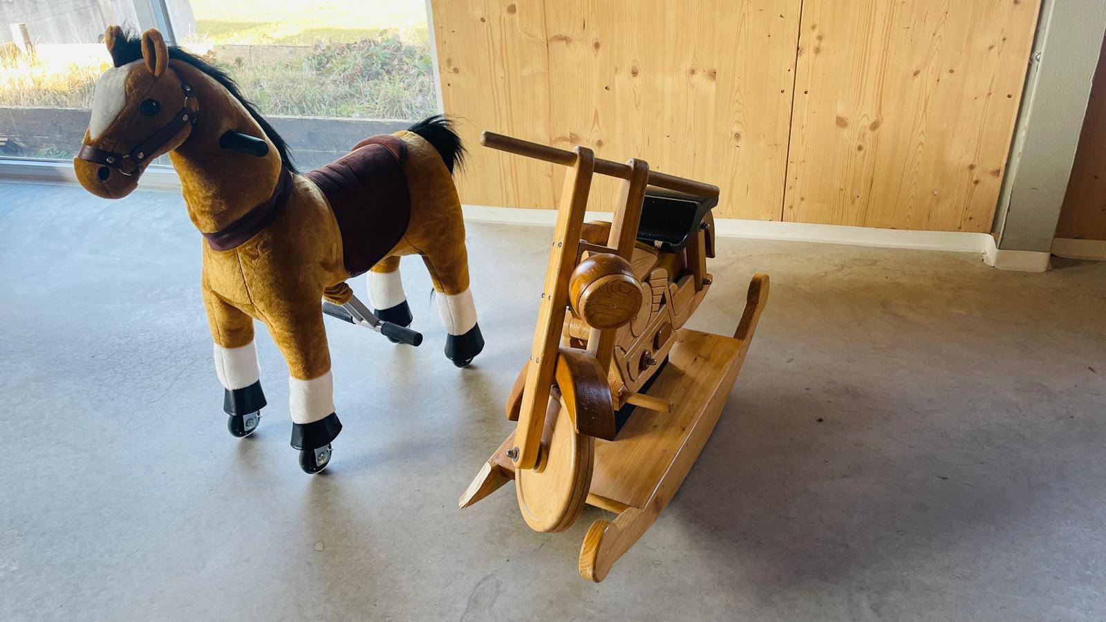 Foto /pics/82480-holz_pferd_motorrad.jpeg