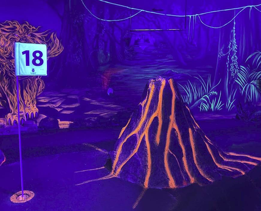 Spielplatz Schwarzlichtlöwen Minigolf in Braunschweig